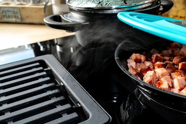 stove, kitchen, cook, pot, pan, grill, hunting sausage roast, steam, deduction, extractor hood, extractor, food, nourishment. What matters most in meal prep lease costs