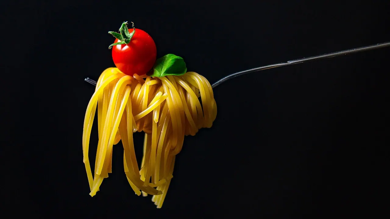 spaghetti, pasta, noodles, italian, eat, food, carbohydrates, cook, lunch, italy, vegetarian, meal, nutrition, tasty, delicious, fork, cutlery, italian food, italian cuisine, food