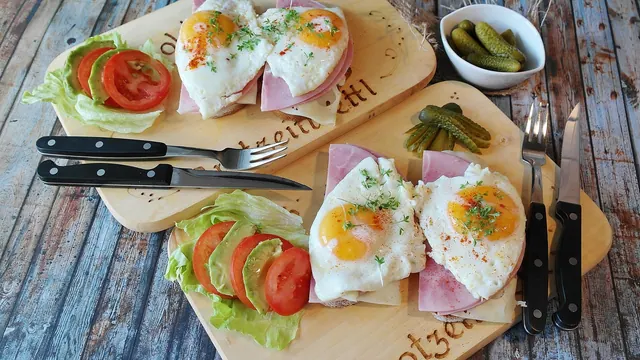 loaf, ham, tighter max, egg, fried egg, egg yolk, eggs, food, meal, fried eggs, protein, enjoy the meal, fried, yummy, pickle, tomato, black bread, bread time, kitchen, cook, food 